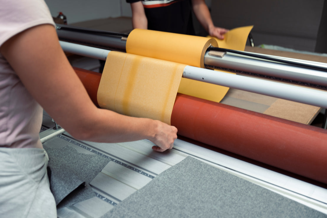 Geschäftsführer der Reischl Speisekarten Manufaktur in der Produktion zwischen hochwertigen Materialien und Werkbänken.