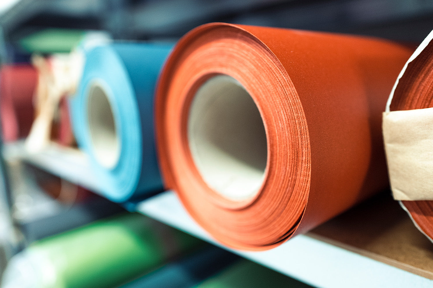 Hochwertige Materialrollen in verschiedenen Farben für individuell gefertigte Speisekarten.