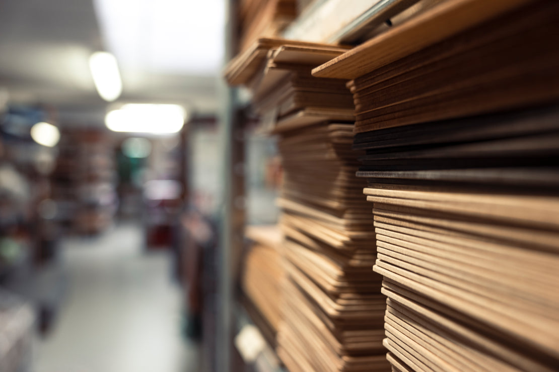 Lagerung von Holzplatten für individuell gefertigte Speisekarten.