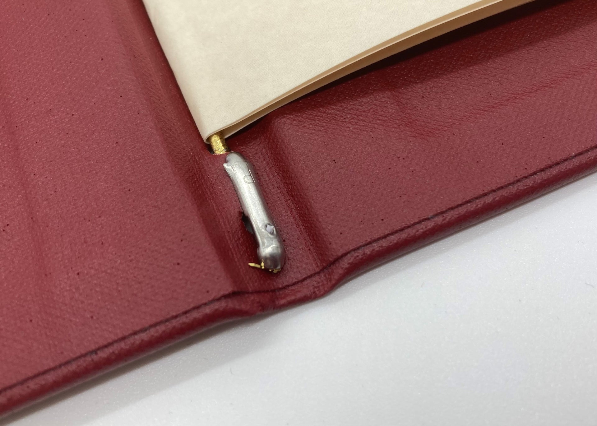 Detailaufnahme einer Speisekarte aus Buchleinen in der Farbe Weinrot mit Splintkordel-Funktion