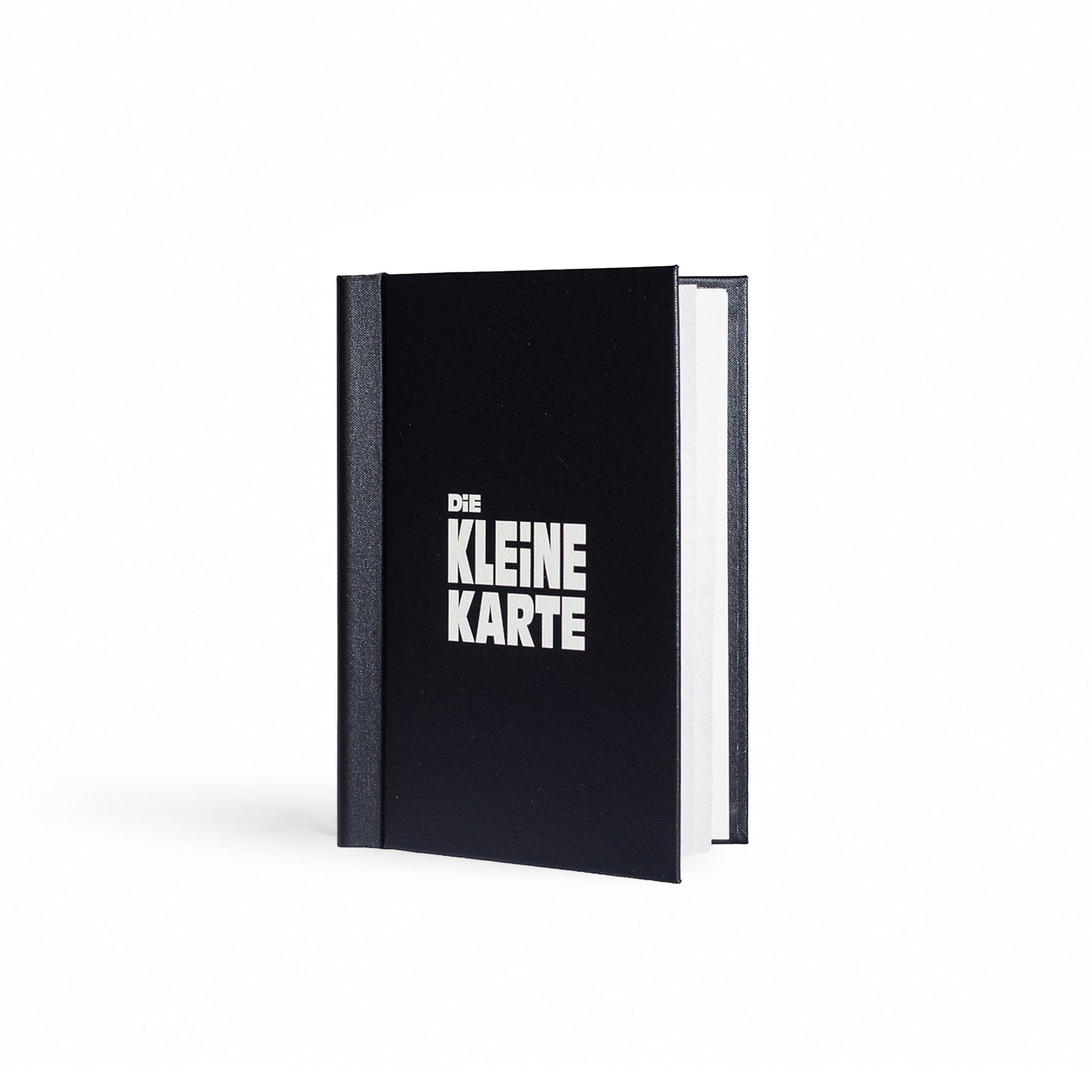 Speisekarte aus Buchleinen in der Farbe schwarz im Format A5 mit weißem UV-Druck auf der Vorderseite