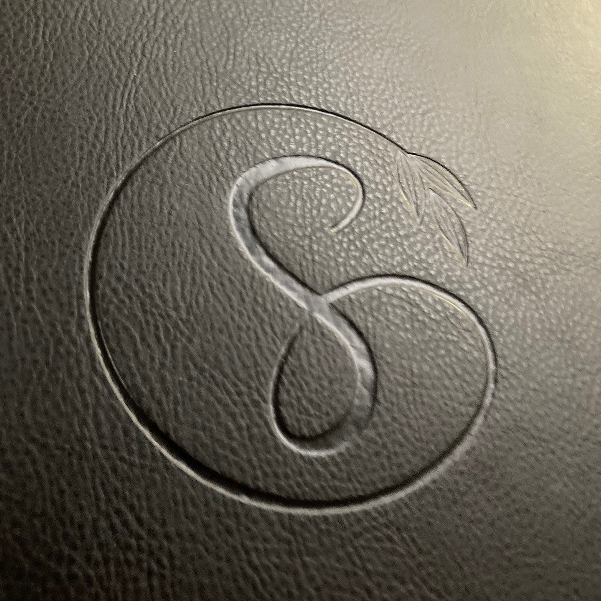 Detail einer Blindprägung auf einer Emotion Kunstleder Speisekarte. Von Reischl Speisekarten, Manufaktur und Hersteller für Gastronomie seit 1891.