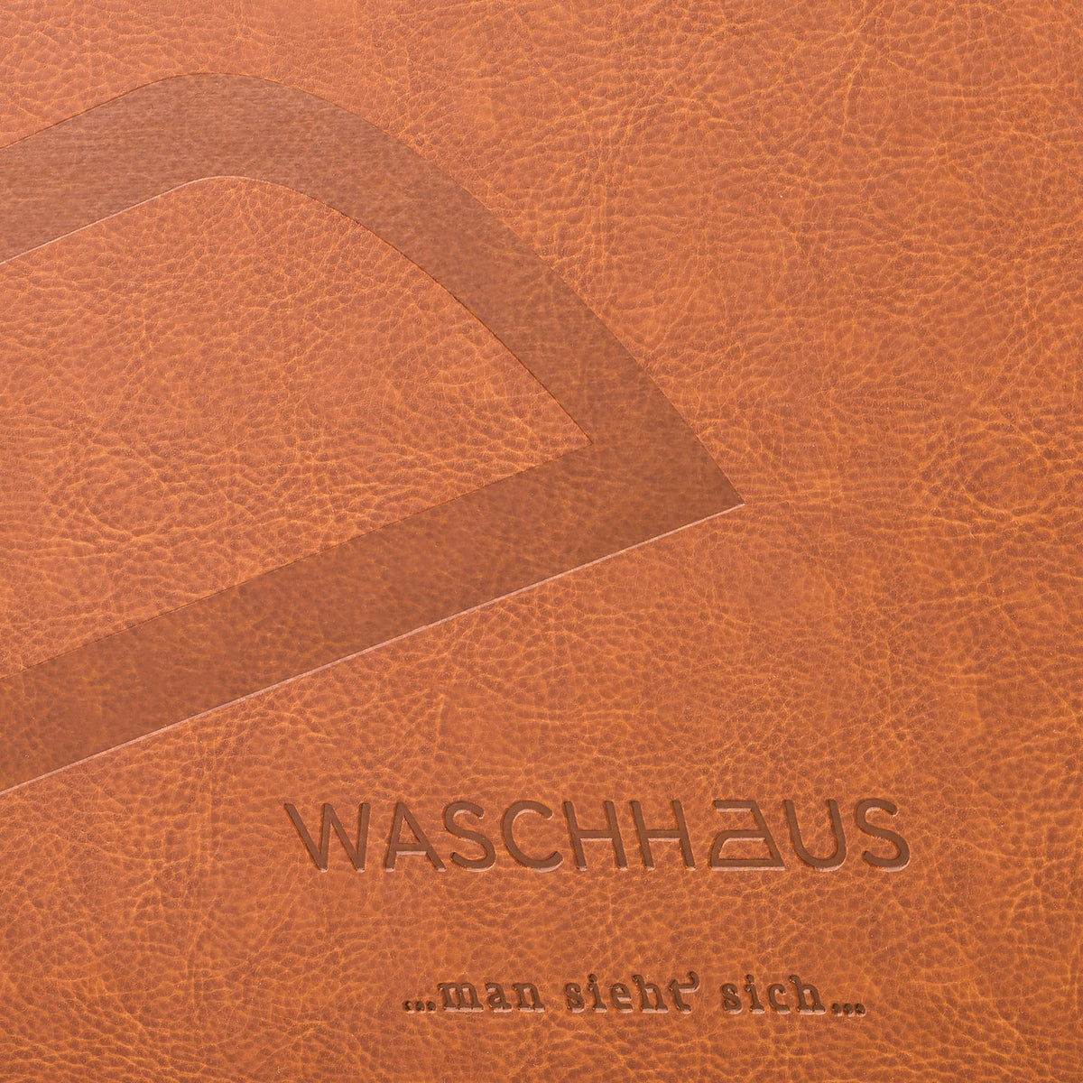 Detail einer Blindprägung auf Emotion Kunstleder Speisekarte. Von Reischl Speisekarten, Manufaktur und Hersteller für Gastronomie seit 1891.