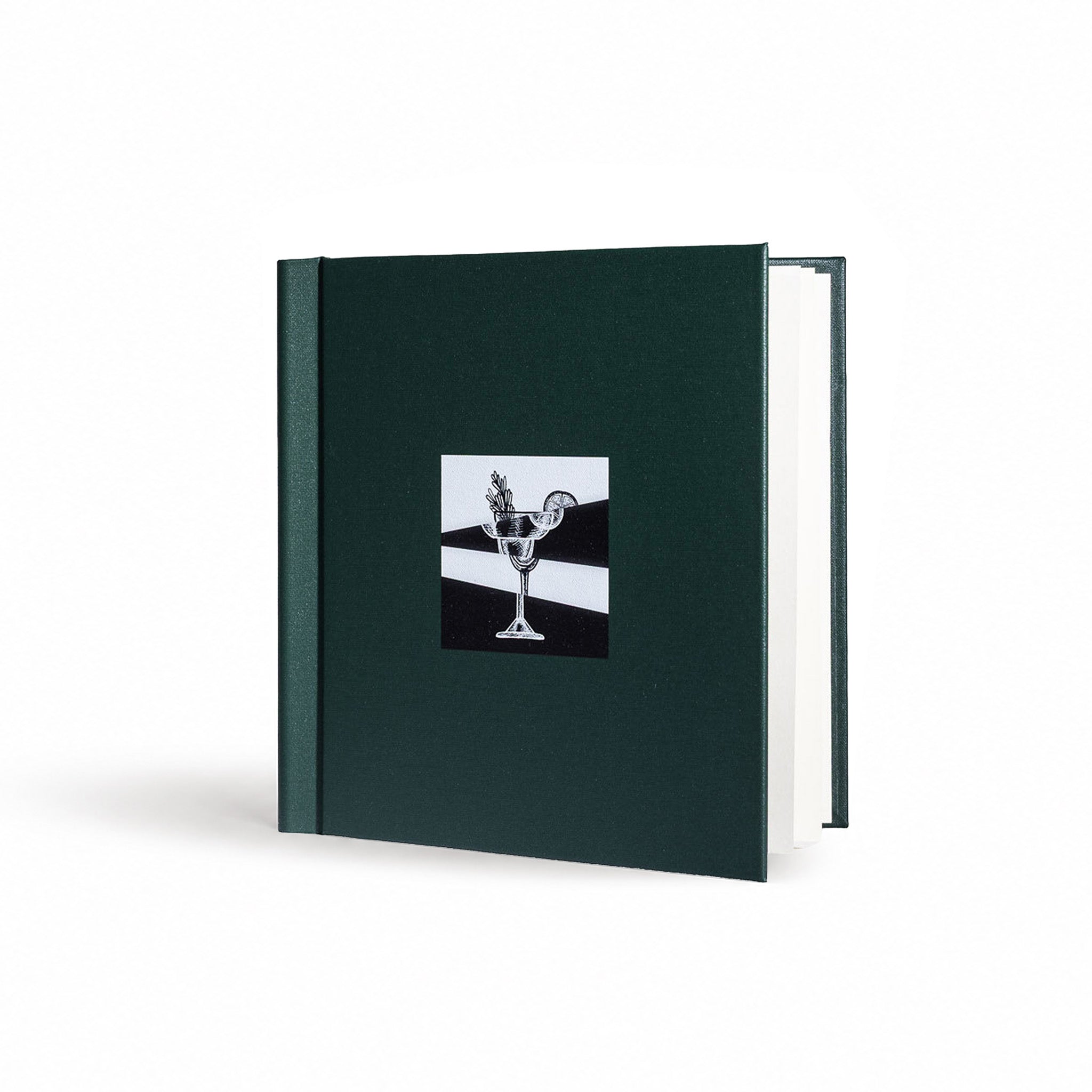 Getränkekarte aus Buchleinen in der Farbe grün im Format A4 kurz mit schwarz-weißem UV-Druck auf der Vorderseite