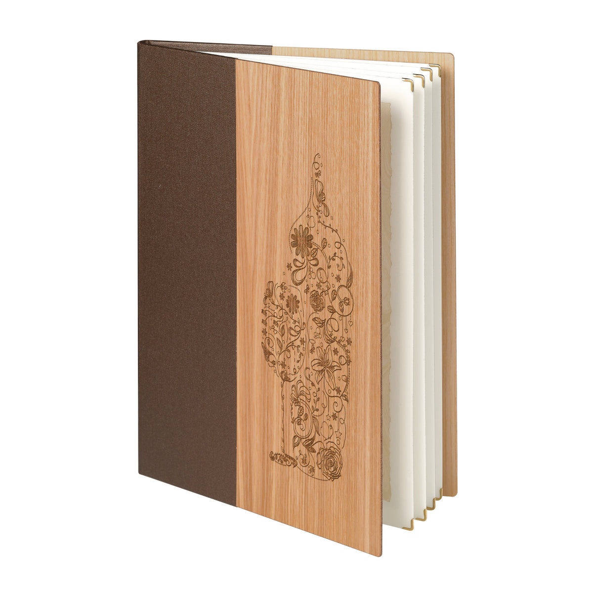 Weinkarte A4 aus Holz hell mit Lasergravur und breitem Rücken. Von Reischl Speisekarten, Manufaktur und Hersteller für Gastronomie seit 1891.