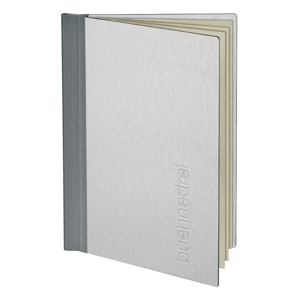 Klemmkarte aus Alu im Format A4, mit Blindprägung und Buchleinen Rücken. 
Von Reischl Speisekarten, Manufaktur und Hersteller für Gastronomie seit 1891.