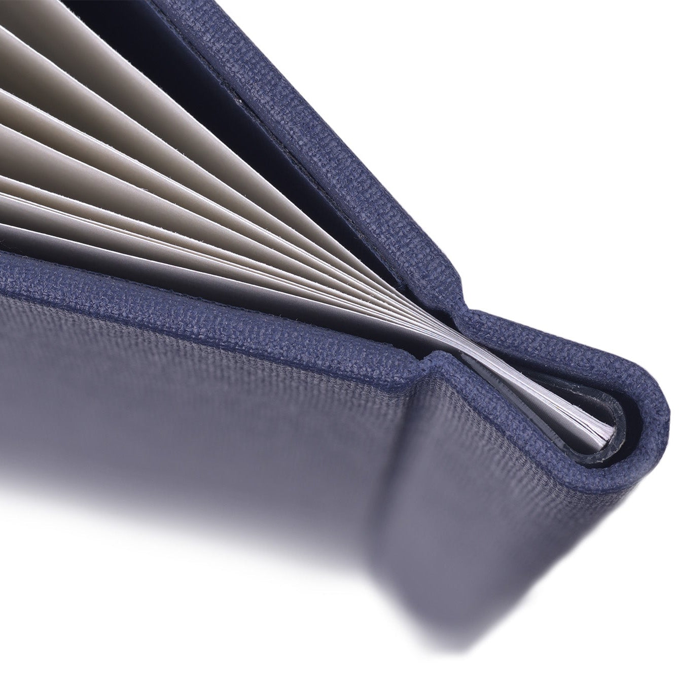 Detailaufnahme einer Klemmmappe aus Buchleinen in der Farbe Blau