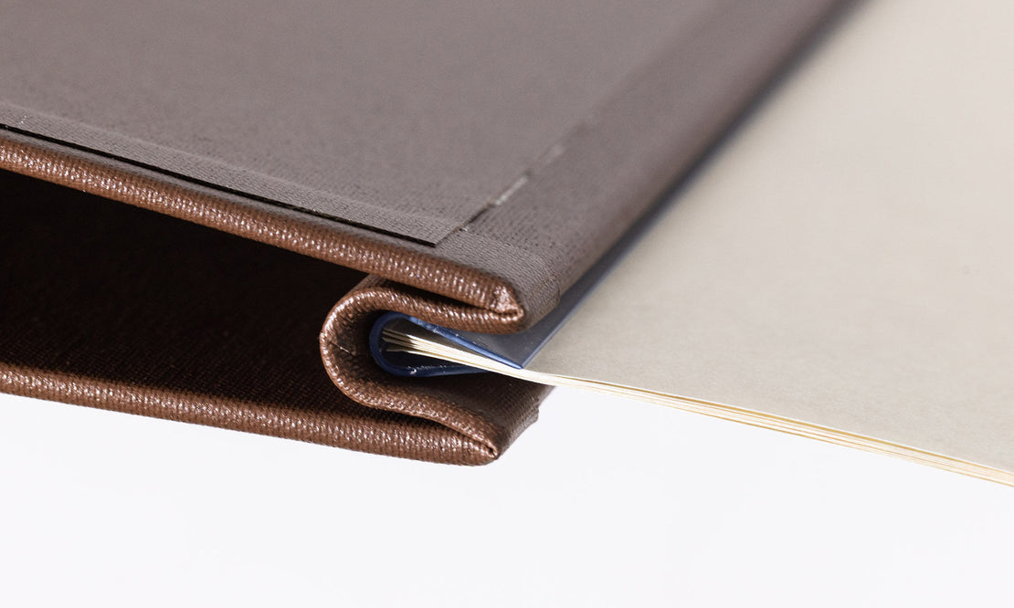 Detailaufnahme einer Klemmkarte aus Buchleinen in der Farbe Braun mit Klemmschiene