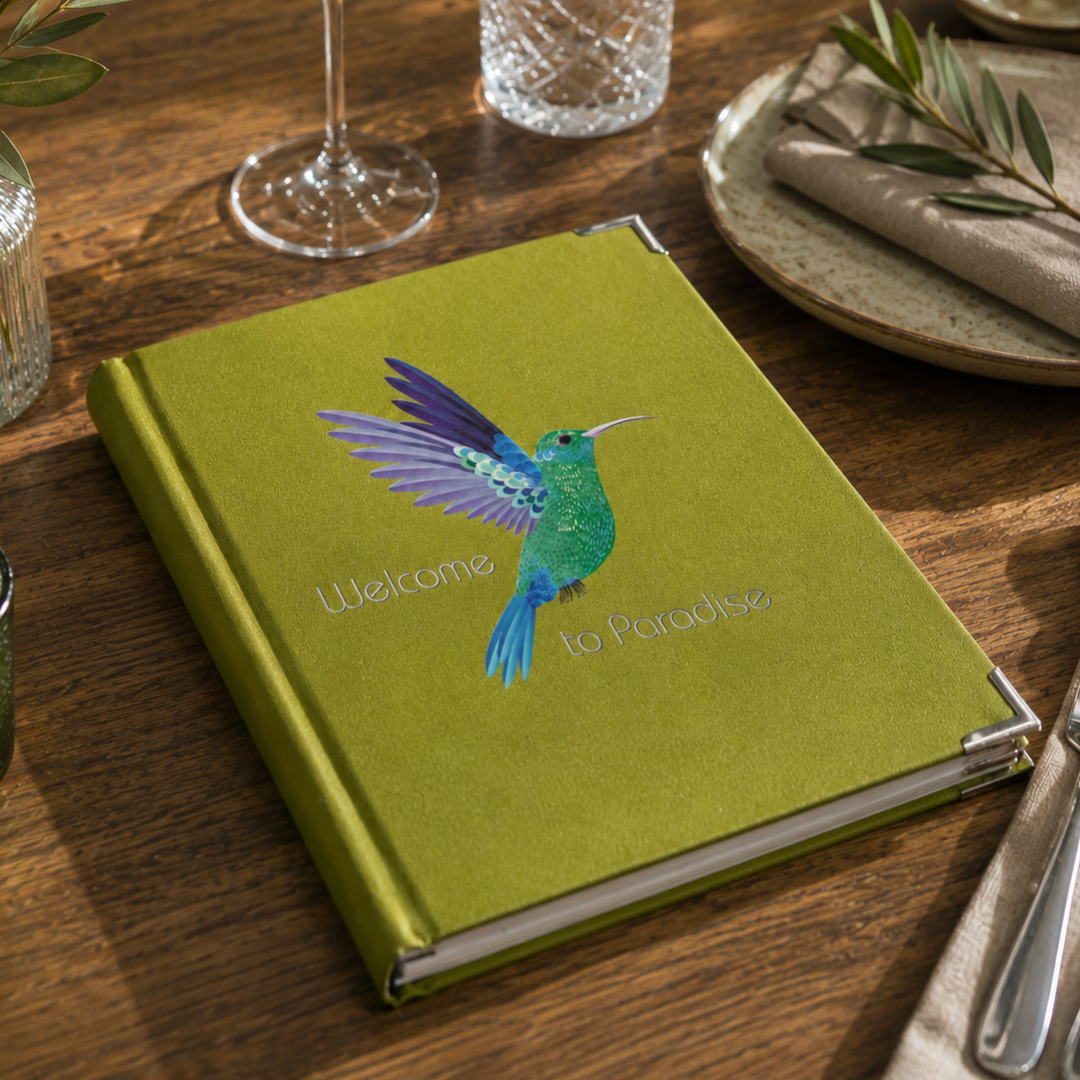 Speisekarte aus Buchleinen in der Farbe Kiwi mit individuellem UV-Druck auf einem gedeckten Restauranttisch
