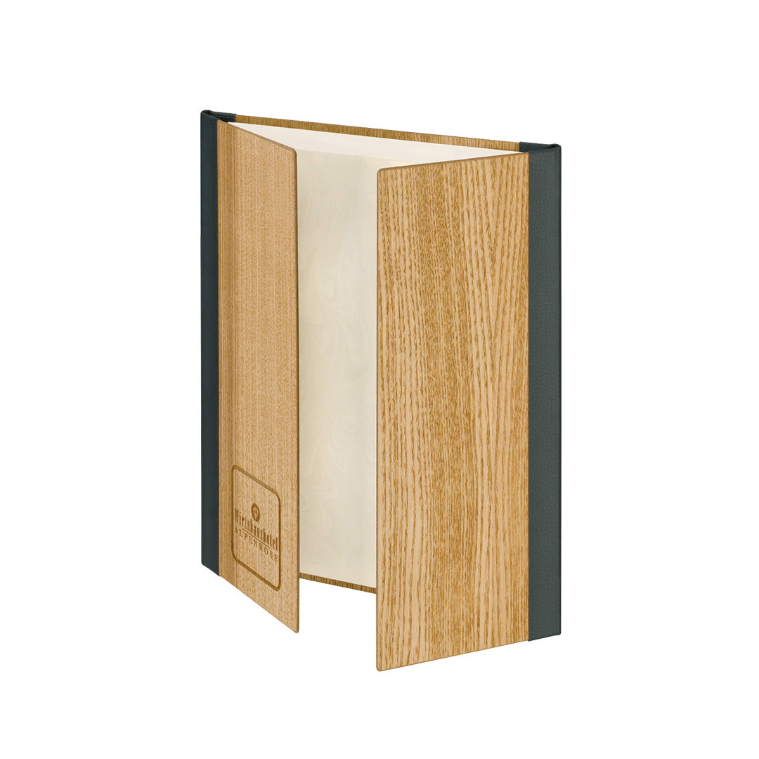 Halb geöffnete Speisekarte Ouvertüre aus Holz und Buchleinen mit Lasergravur auf der Vorderseite