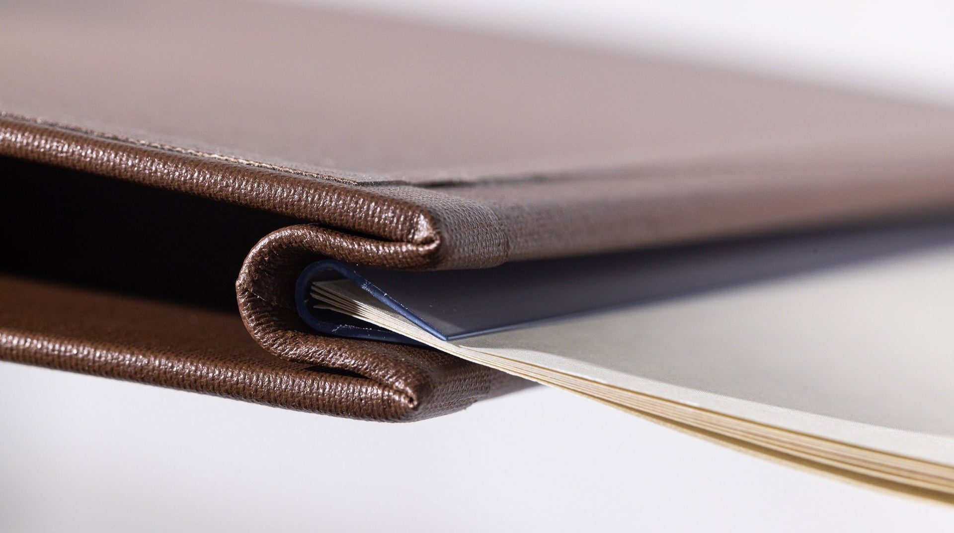 Detailaufnahme einer Klemmkarte aus Buchleinen in der Farbe braun mit Klemmschiene