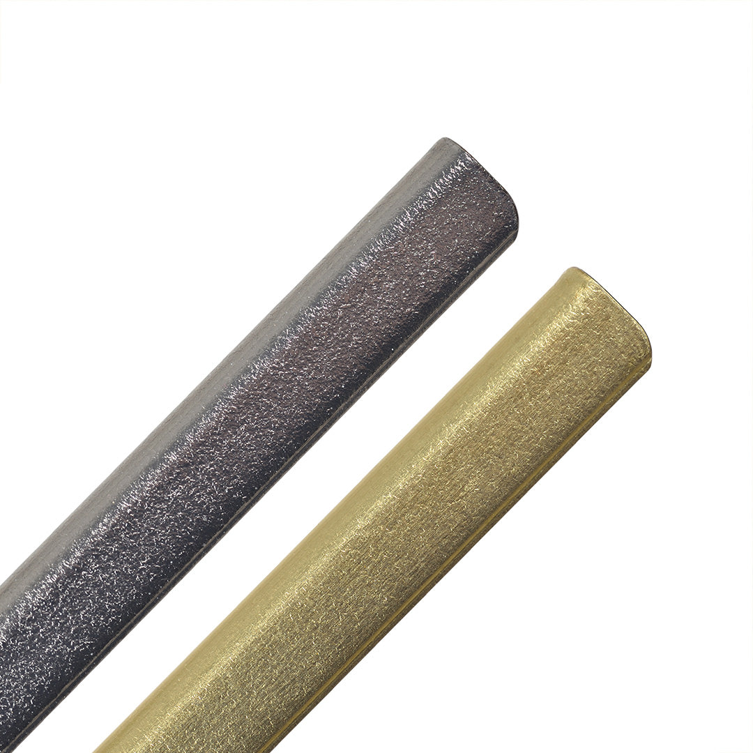 Detailaufnahme von pulverbeschichteten Metallschienen in den Farben Silber und Gold