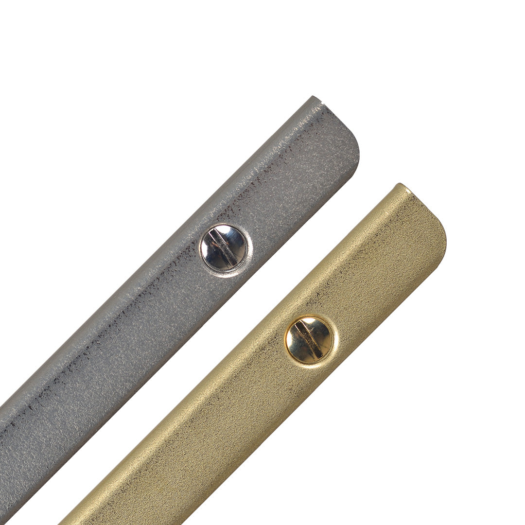 Detailaufnahme von Metallschienen mit versenkten Schrauben in den Farben Silber und Gold