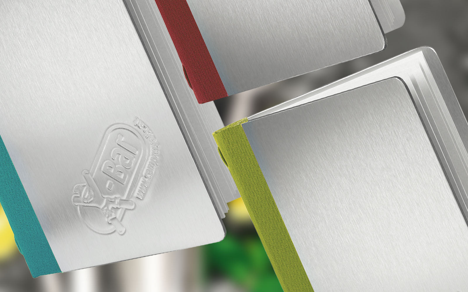 Detailaufnahme von Speisekarten aus Aluminium mit Buchrücken aus Buchleinen in verschiedenen Farben und Blindprägung