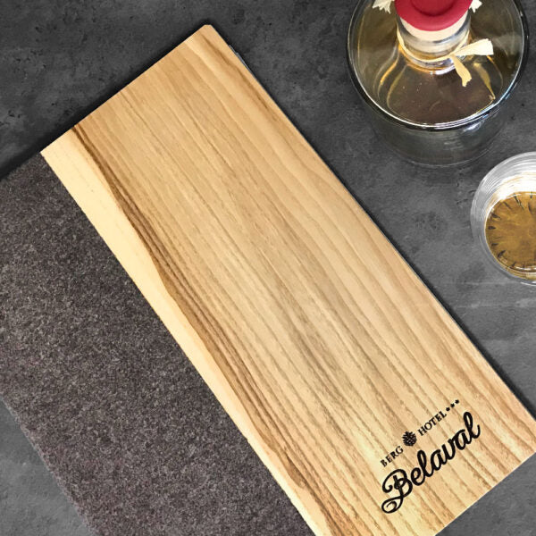 Detailaufnahme einer Speisekarte aus Holz und Loden mit Veredelung auf der Vorderseite