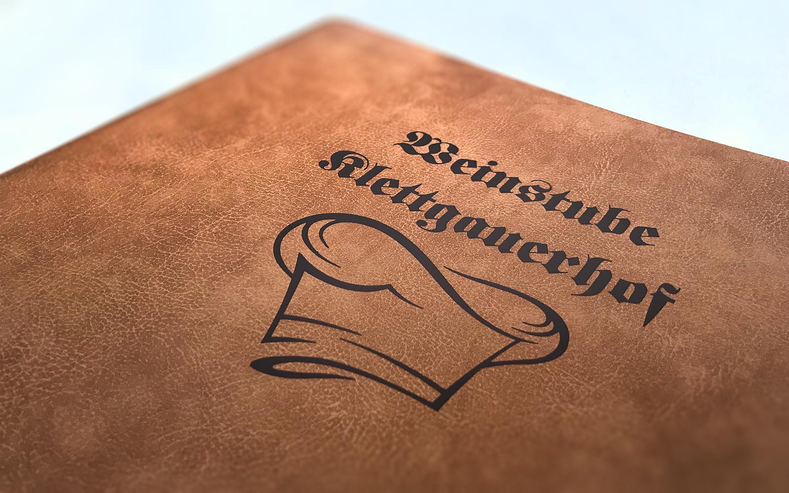 Detailaufnahme einer Speisekarte aus recyceltem Leder in der Farbe Vintage mit UV-Druck 