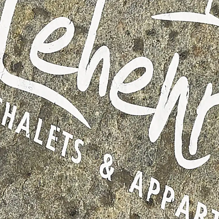 Detailaufnahme einer Speisekarte aus Stein mit weißem UV-Druck 