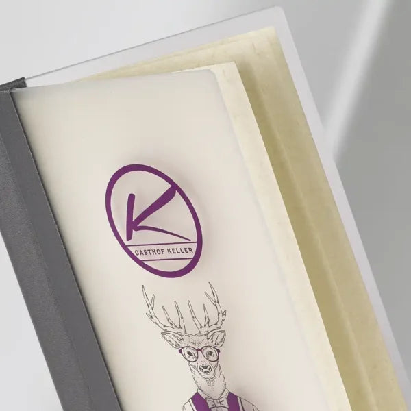 Detailaufnahme einer Speisekarte aus Acryl und Buchleinen mit UV-Druck auf der Vorderseite