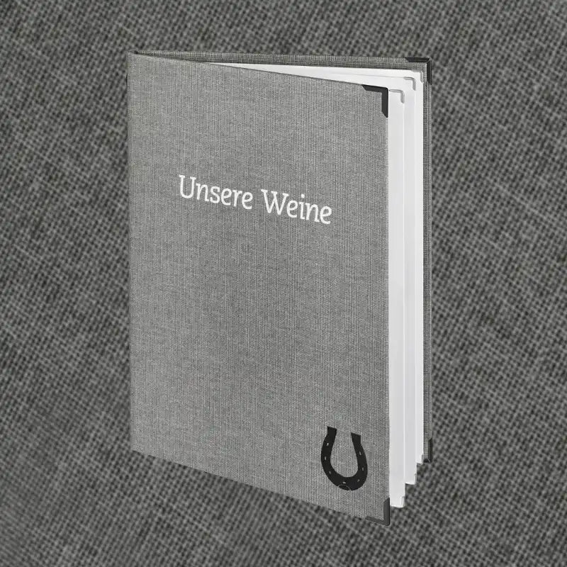 Speisekarte aus Buchleinen in der Farbe Grau mit Metallecken und Veredelung auf der Vorderseite