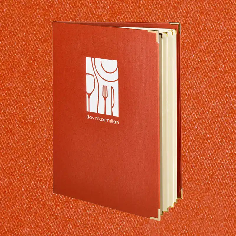 Speisekarte aus Buchleinen in der Farbe Ziegel mit Metallecken und weißem UV-Druck auf der Vorderseite