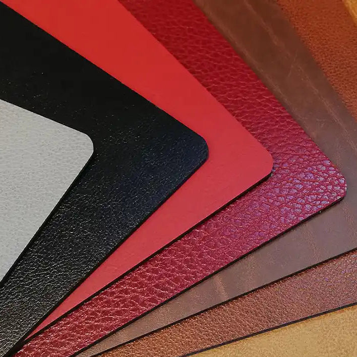 Materialmuster aus recyceltem Leder in verschiedenen Farben