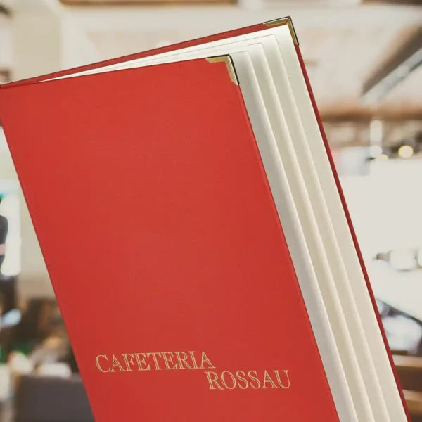 Detailaufnahme einer Speisekarte Librette in der Farbe Rot mit goldener Prägung auf der Vorderseite