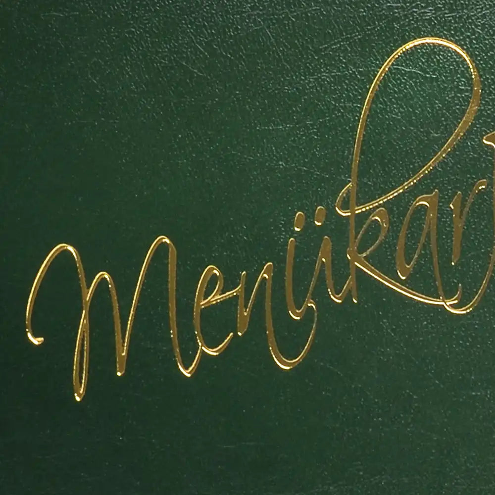 Detailaufnahme einer goldenen Prägung auf einer Speisekarte aus Designleder in der Farbe grün