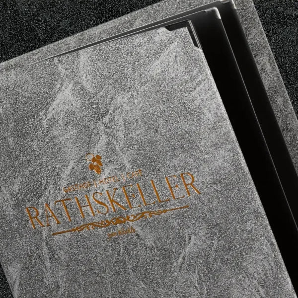 Detailaufnahme einer Speisekarte Rock & Rost mit Veredelung auf der Vorderseite