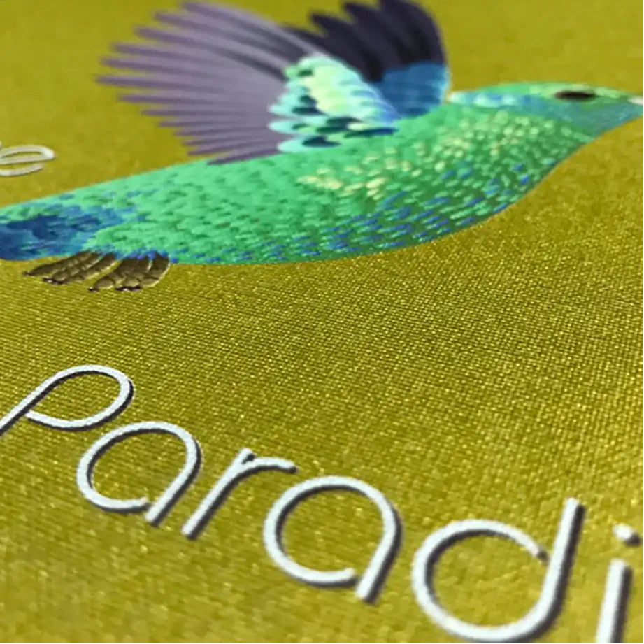 Detailaufnahme eines UV-Drucks auf einer Speisekarte aus Buchleinen in der Farbe grün