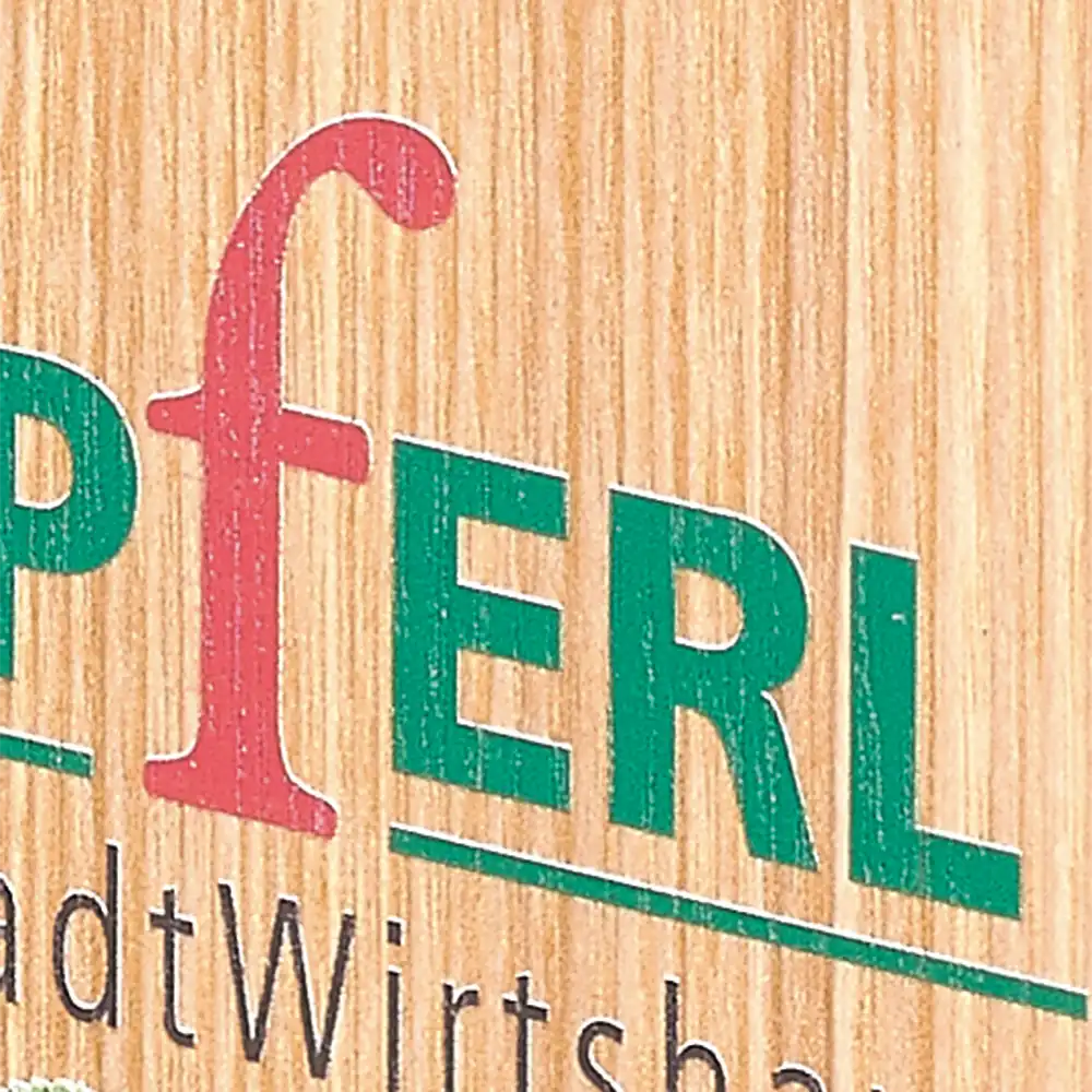 Detailaufnahme eines UV-Drucks auf einer Speisekarte aus Holz