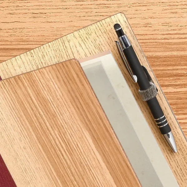 Detailaufnahme einer Speisekarte aus Holz mit Stiftehalterung inklusive Schreibgerät