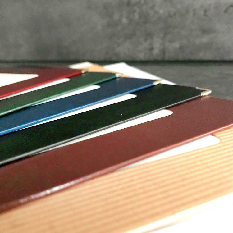 Materialmuster aus Kartonlaminat in verschiedenen Farben
