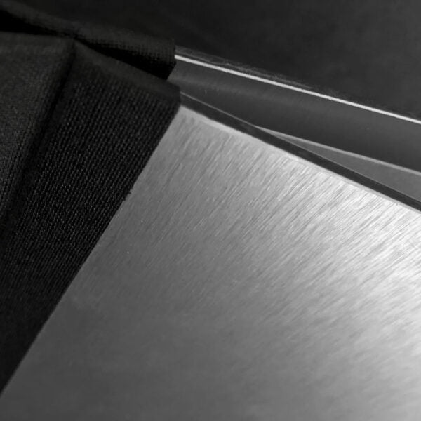 Detailaufnahme einer Speisekarte aus Aluminium mit Buchrücken aus Buchleinen in der Farbe Schwarz 