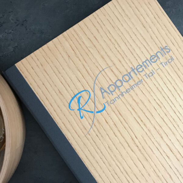 Detailaufnahme einer Speisekarte aus Holz mit Buchrücken aus Buchleinen und UV-Druck auf der Vorderseite