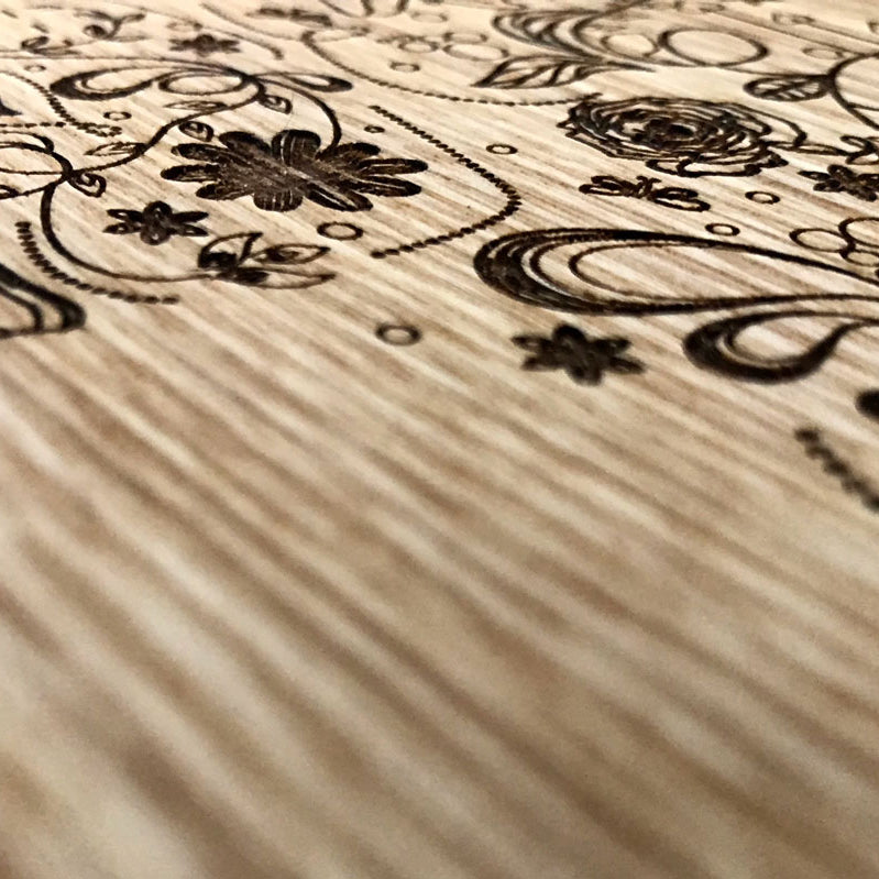 Detailaufnhame einer Lasergravur auf Holz