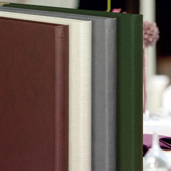 Detailaufnahme mehrerer Speisekarten Librette in verschiedenen Farben