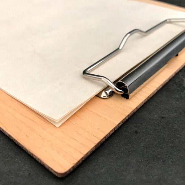 Detailaufnahme eines Menüboards aus Holz mit Klemmfeder