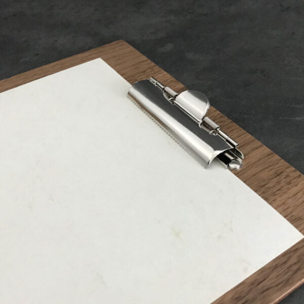 Detailansicht eines Menüboards aus Holz mit einer Klemmfeder in silber