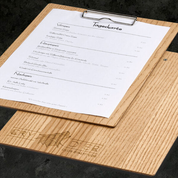 Detailaufnahme einer Menükarte aus Holz mit Lasergravur