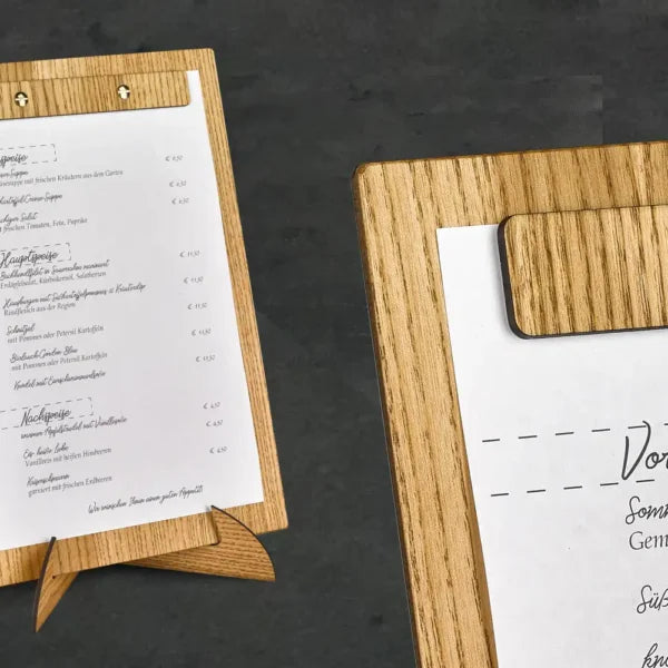 Detailaufnahme eines Menüboards aus Holz mit Ständer