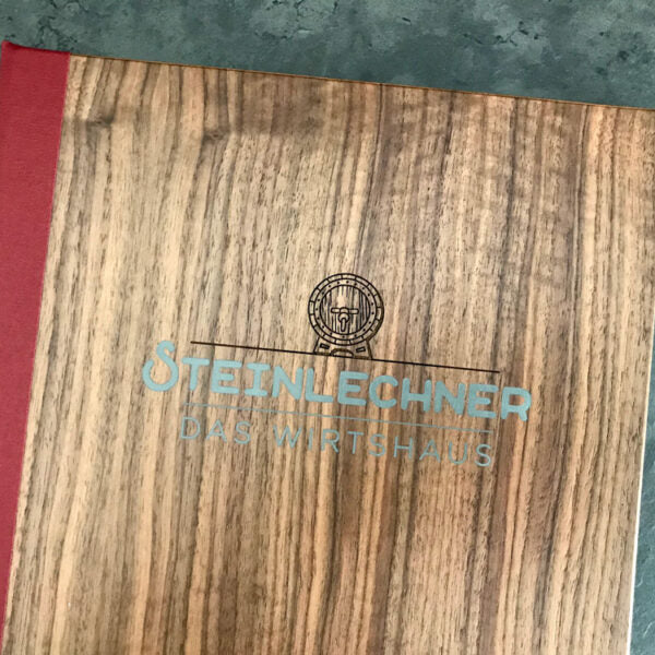 Detailaufnahme einer Speisekarte aus Holz mit Buchrücken aus Buchleinen und UV-Druck auf der Vorderseite