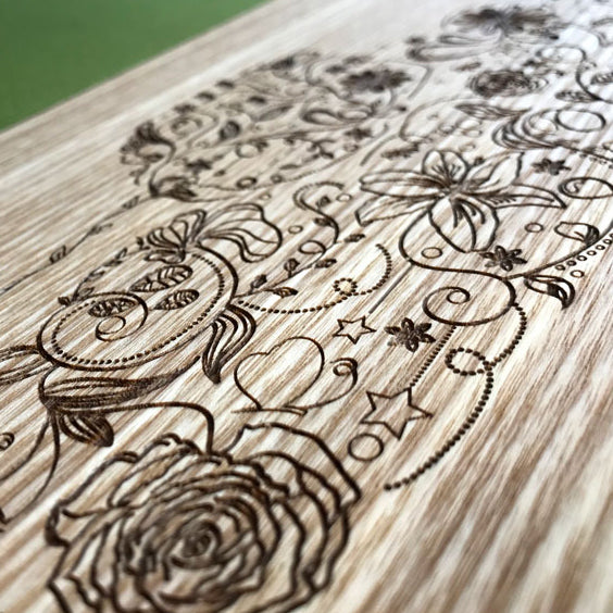 Detailaufnahme einer Lasergravur auf Holz