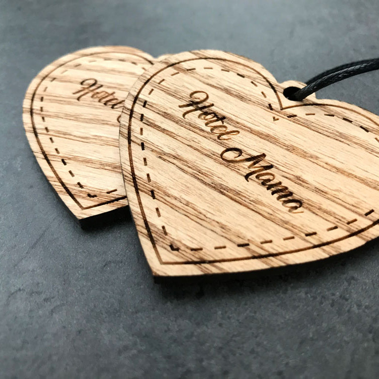Detailaufnahme von Schlüsselanhängern aus Holz mit Lasergravur